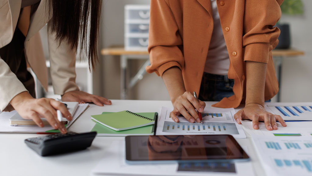 Techniciens examinant un équipement industriel dans un atelier de production PME pour projet de subvention